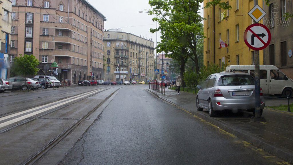 Befinden Sie sich auf der richtigen Fahrspur, um in der nächsten Kreuzung links abbiegen zu können?